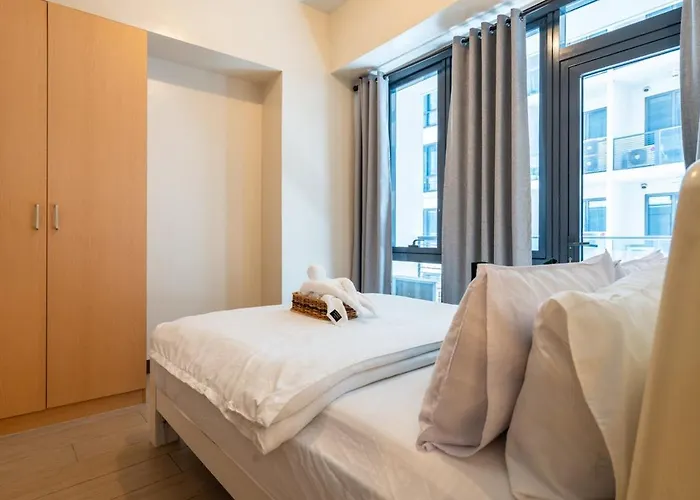 Florence Mc Kinley Spacious 2 Bedroom, 2 Balcony Nr Mall, T3 Airport * Manila